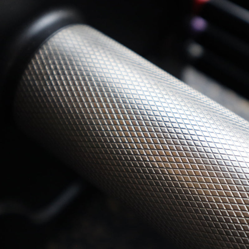 Knurled handles on PRO 100 Adjustable Dumbbells